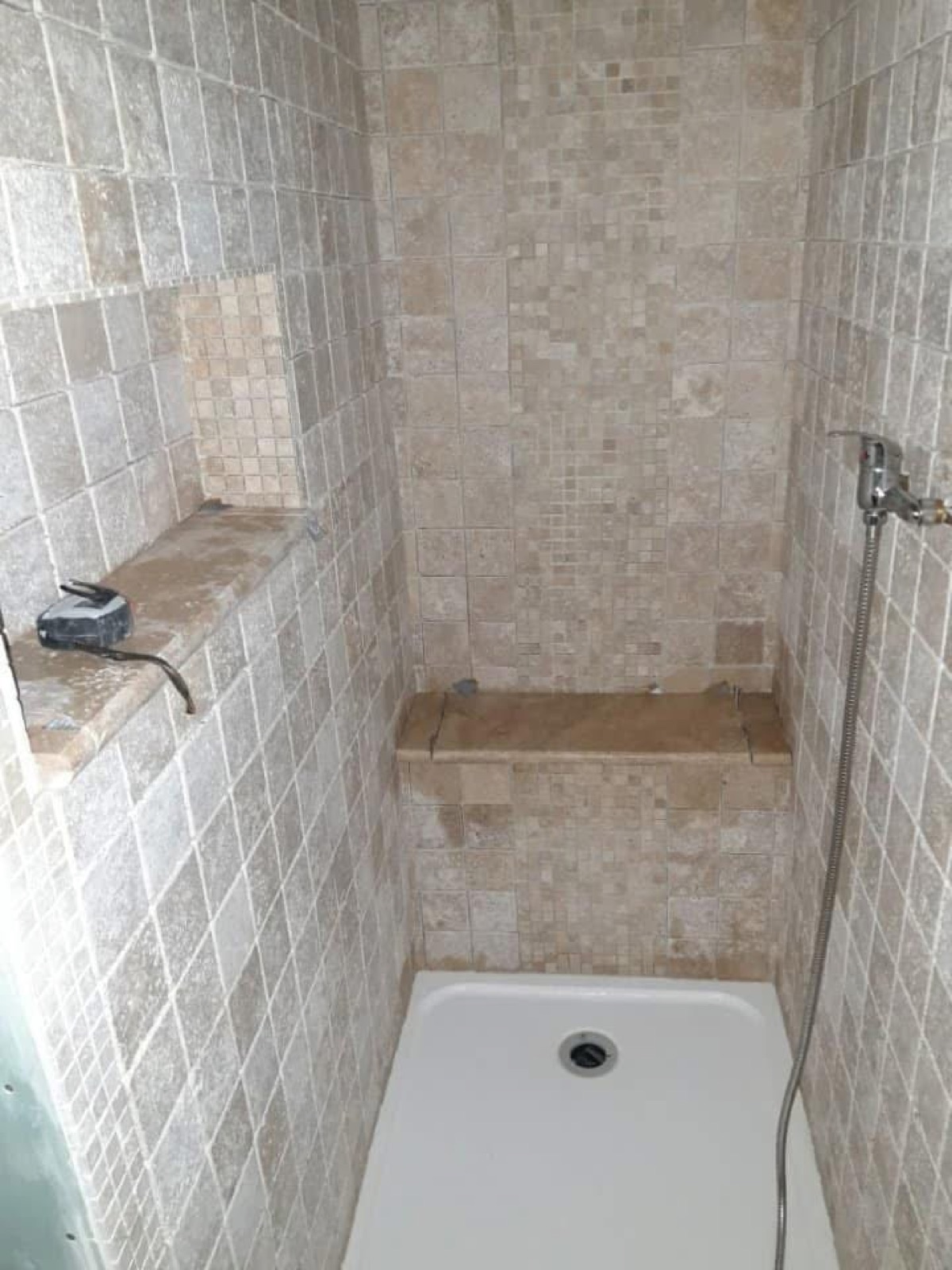Douche italienne carrelée à Six-Fours