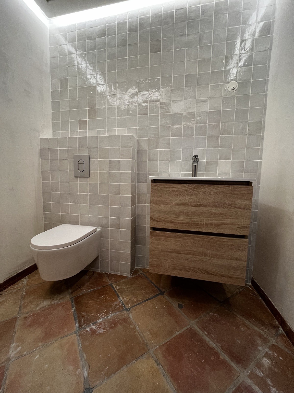 WC suspendu posé sur mur en pierre